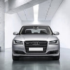 Ön panjur görünümü: krom çerçeveli siyah ızgara, Audi logolu ortalık