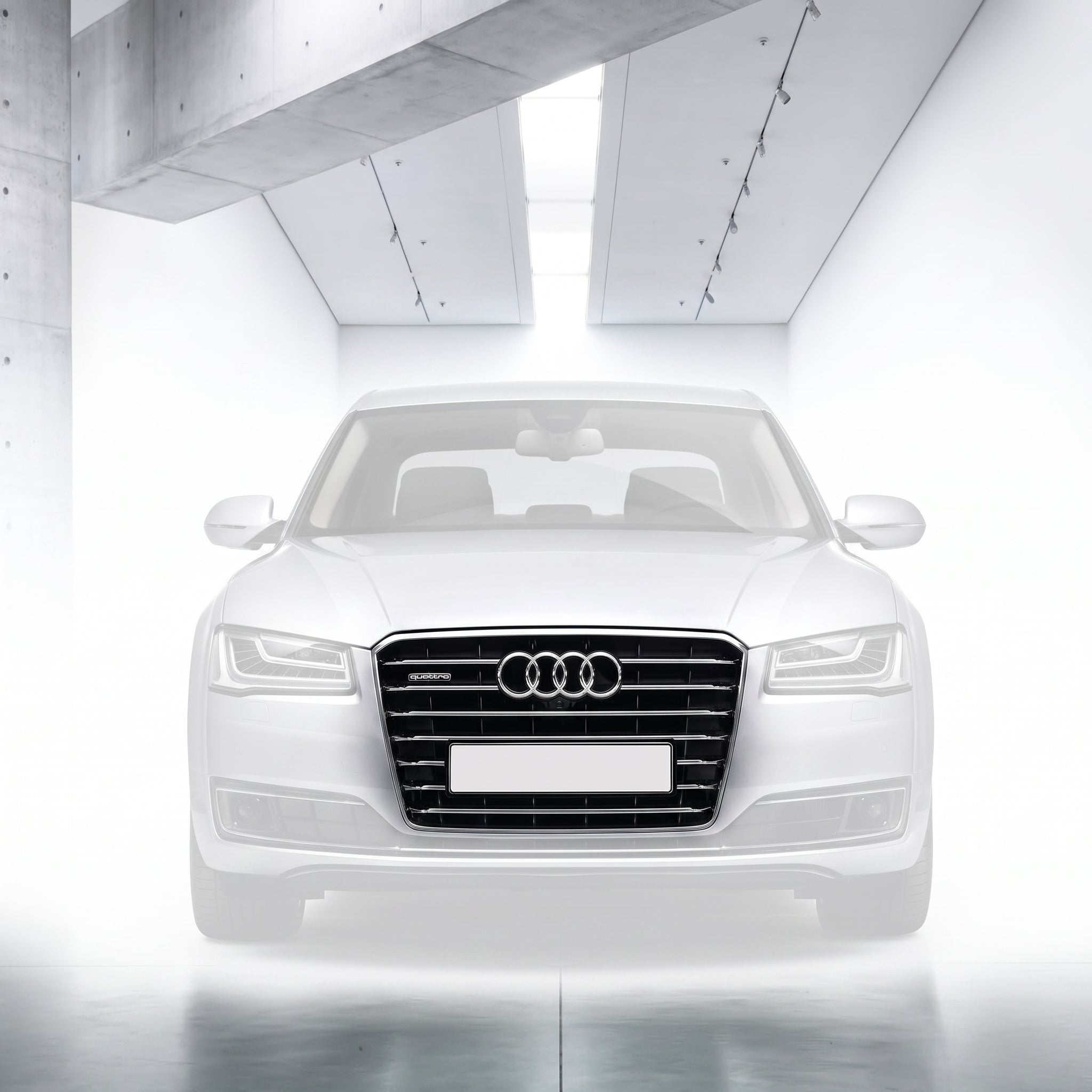 Ön panjur: siyah ızgara ve krom detaylı çerçeve, Audi amblemi görünür